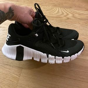 Nike Black and white womens metcon 4